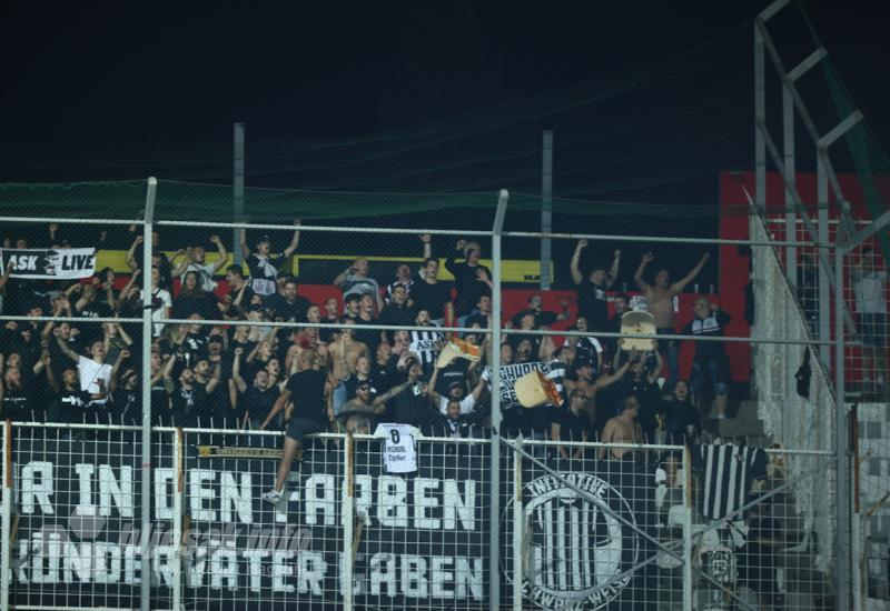 VIDEO | Austrijanci cijelu utakmicu demolirali  stadion, policija nije reagirala
